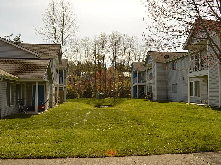 445 Carter Ave — Photo 6