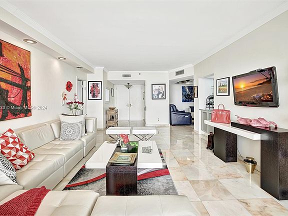 5th image of 20281 E Country Club Dr APT 1606