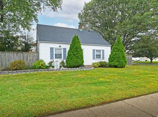 7 Homestead Ln, Levittown, NY 11756