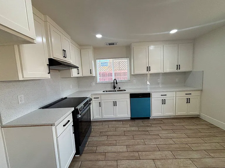 414 NE 2nd Ave #B — Photo 8