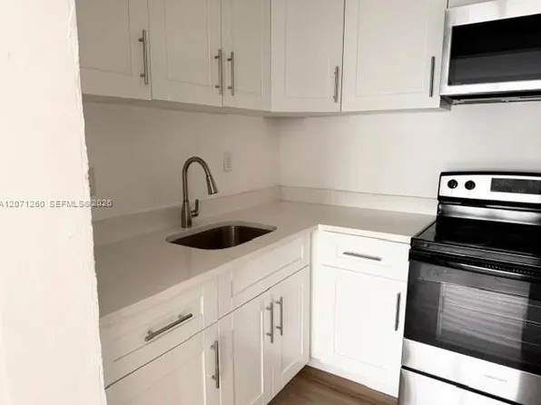 401 SE 10th St, Hallandale, FL 33009