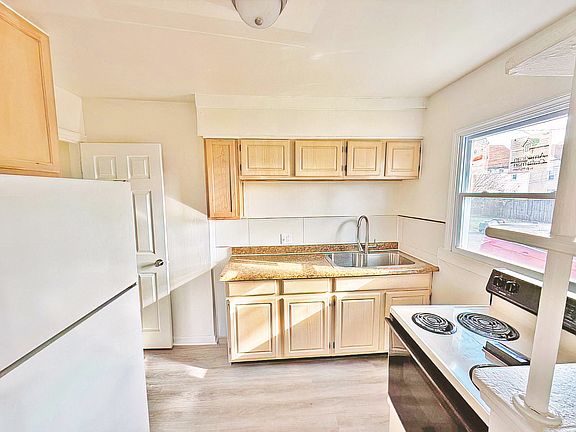 4th image of 2153 W Mound St