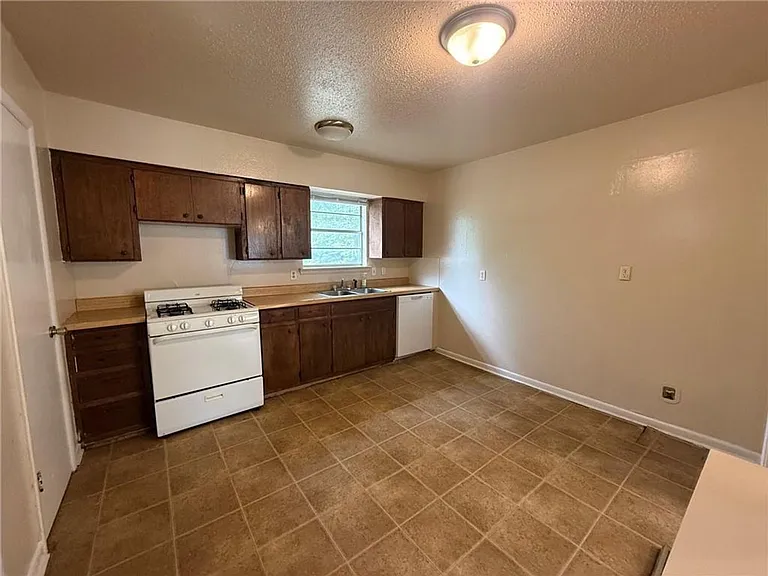 2205 Dogwood Pl — Photo 3