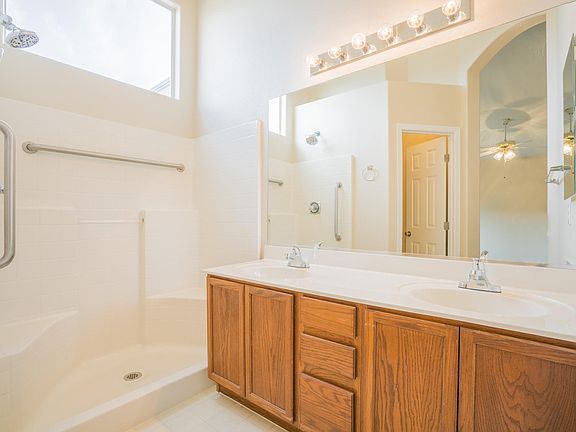4th image of 8539 W Laurel Ln