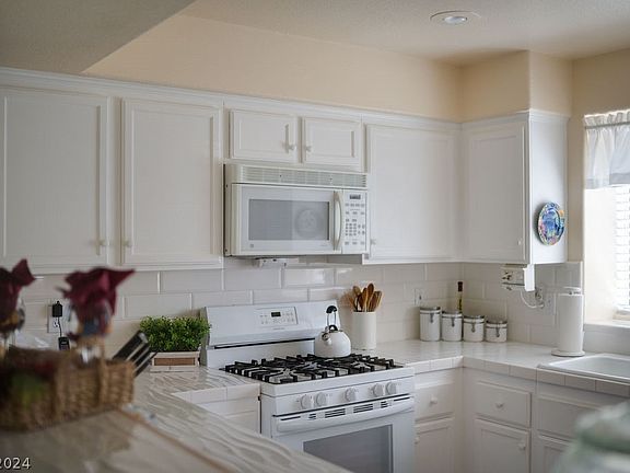 2nd image of 9352 Scenic Mountain Ln