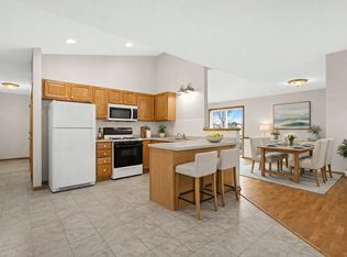 905 W Ridge Ct, New Richmond, WI 54017