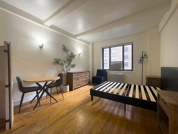 3rd image of 11 Waverly Pl APT 6F