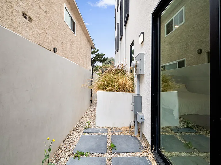 2435 S Penmar Ave — Photo 42
