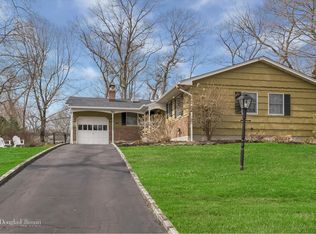 4 Merlin Ln, East Setauket, NY 11733