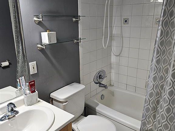 4th image of 111 Riverside Dr E #1515