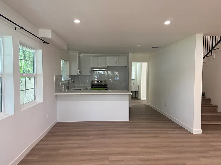 132 W Center St — Photo 6
