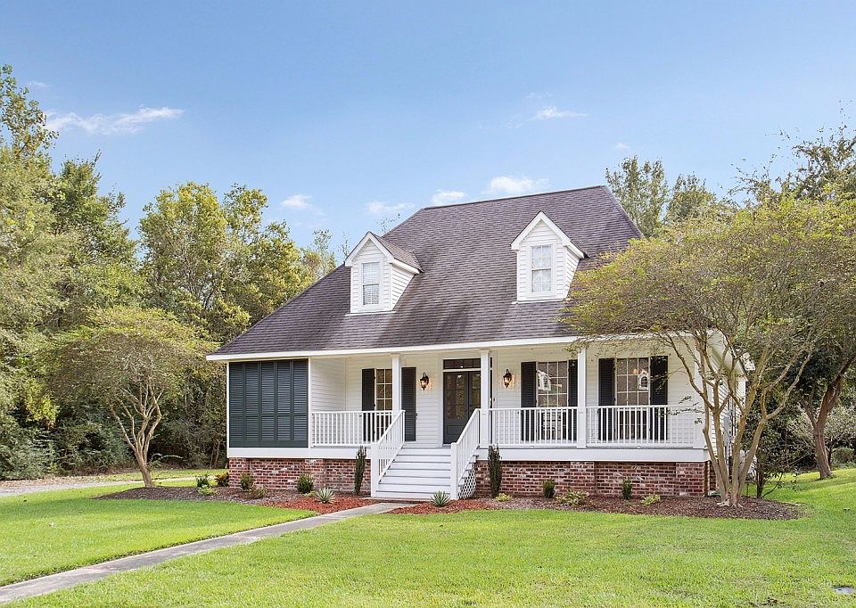 1st image of 204 Oakwood Dr