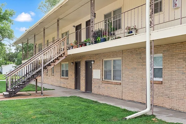 Bellevue Gardens Apartments — Photo 13