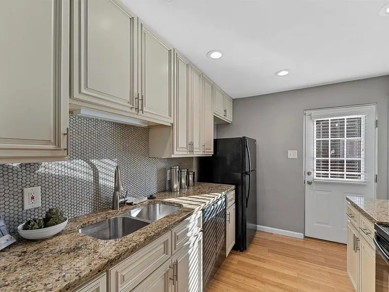 1614 Bredell Ave — Photo 6