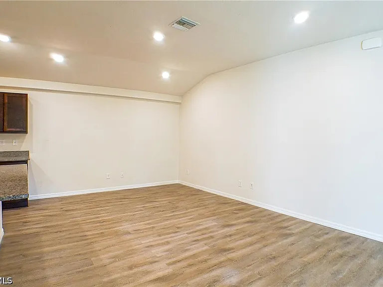 225 Rogers St — Photo 7