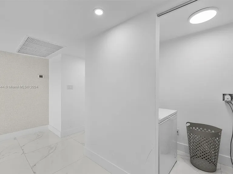 5151 Collins Ave #1527 — Photo 25