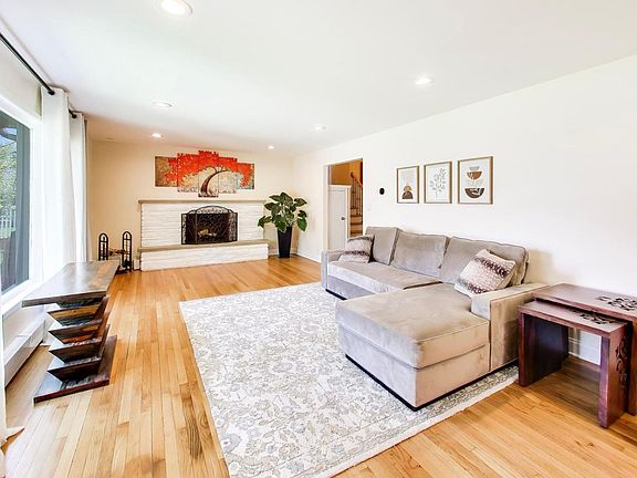 4th image of 2725 Roslyn Ln