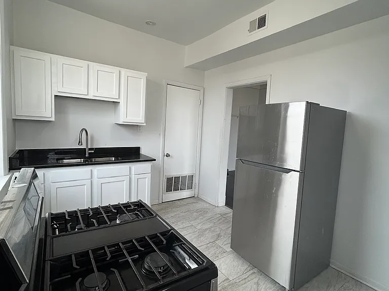 704 W Garfield Blvd #3 — Photo 10