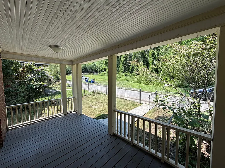211 Dennis St — Photo 3