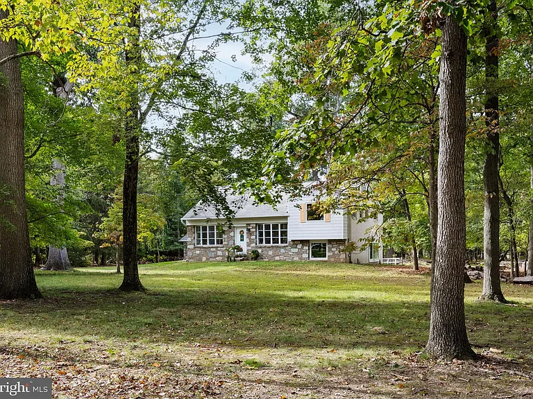 601 Cathcart Rd — Photo 1