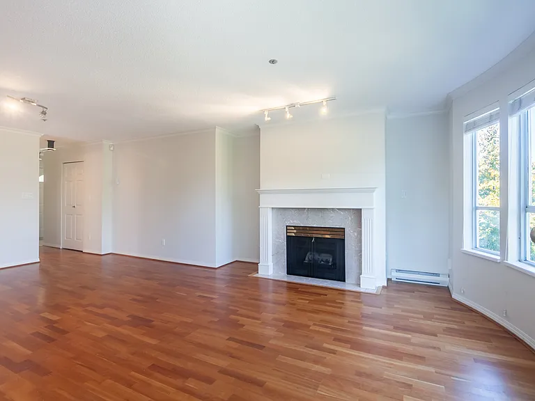 3220 W 4th Ave #D100 — Photo 2