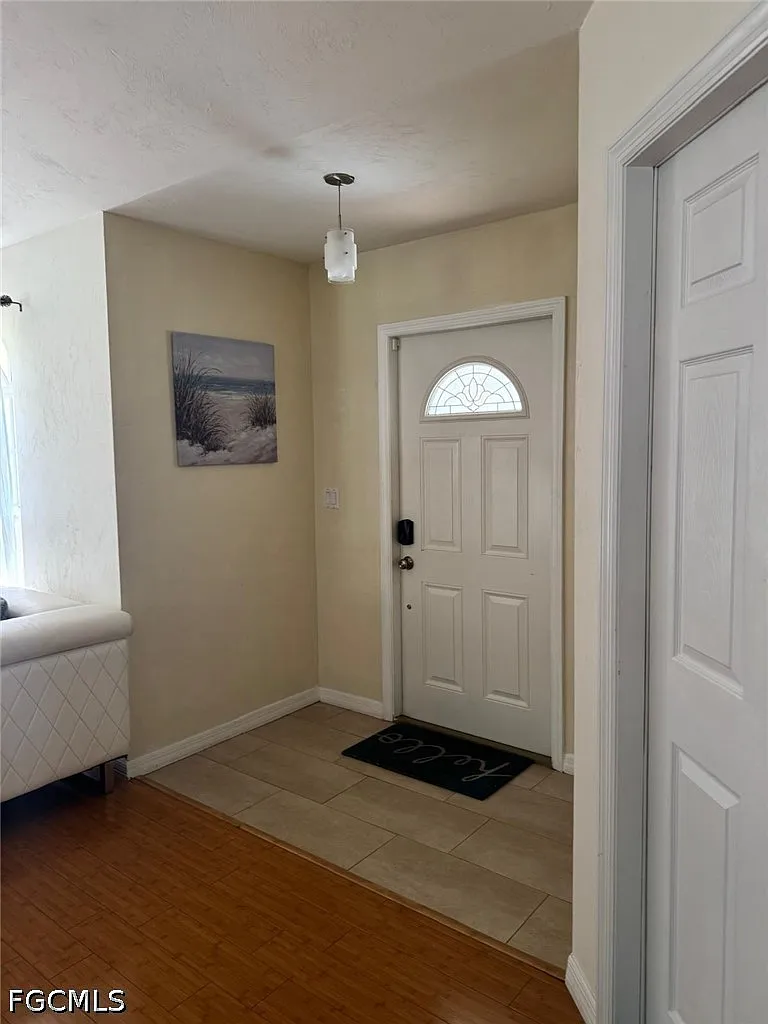 3 bed, 2.0 bath, 1383 sqft, $2,600 — Photo 3