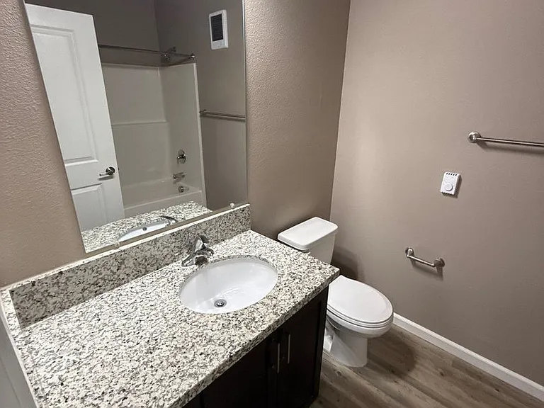 Hawthorne Place Apartments — Photo 13