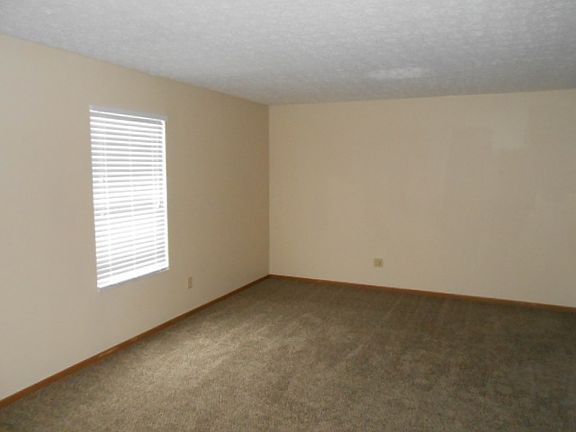 4th image of 185 Strathsprey Dr