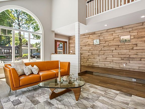4th image of 2021 Lakeway Dr