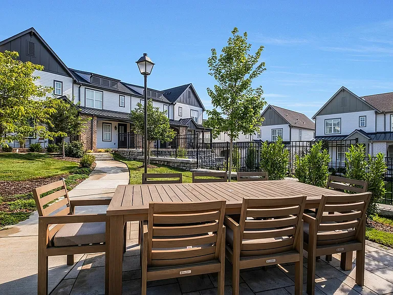 Outdoor Dining & Grilling Spaces