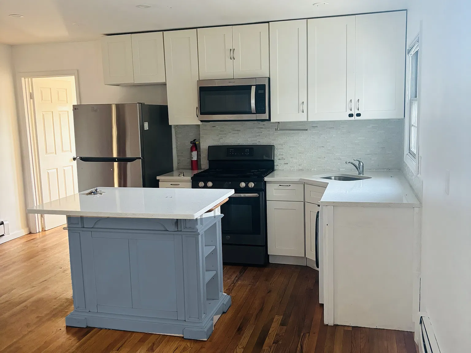 2 bed, 1.5 bath, 1100 sqft, $3,265 — Photo 2