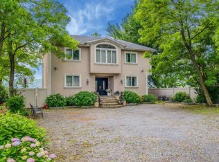 18 Deans Ln, Bayville, NY 11709
