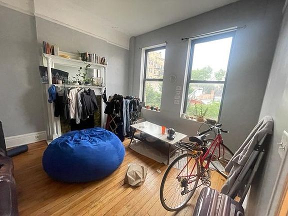 5th image of 1022 W Belmont Ave #3