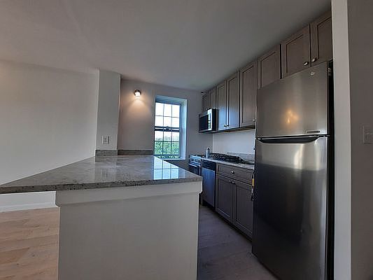2nd image of 829 Greenwood Ave APT 7D