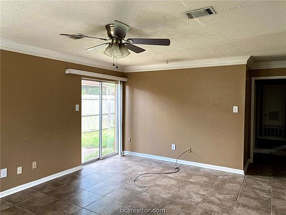 3rd image of 1015 San Saba Dr