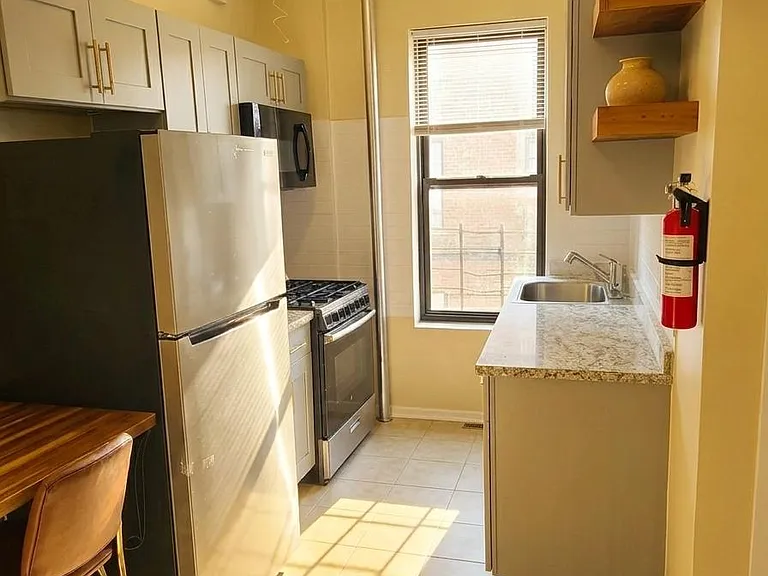 88-18 150th St #404 — Photo 3