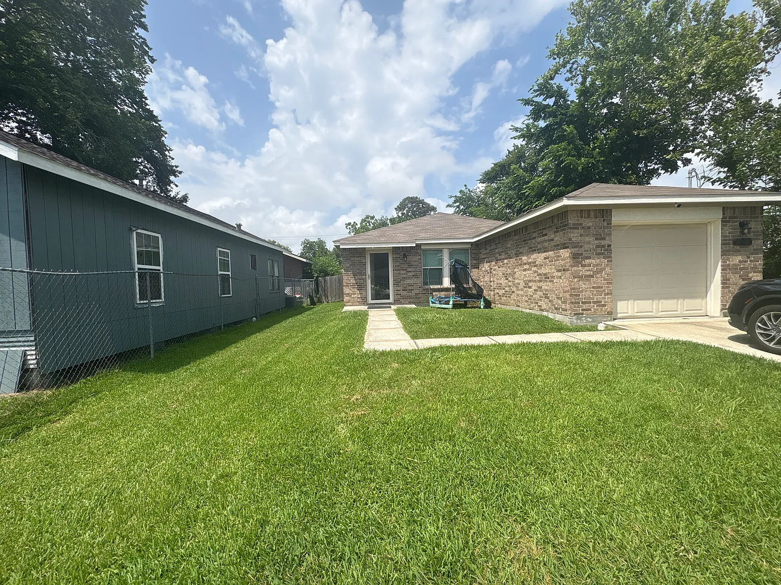 3 bed, 1040 sqft, $1,700 — Photo 1