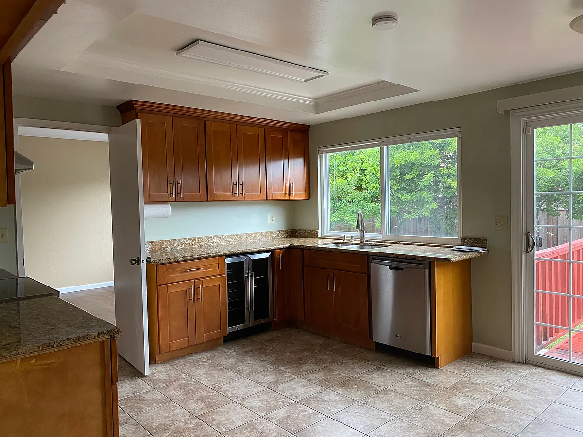 Kitchen - 1182 Adams Ct