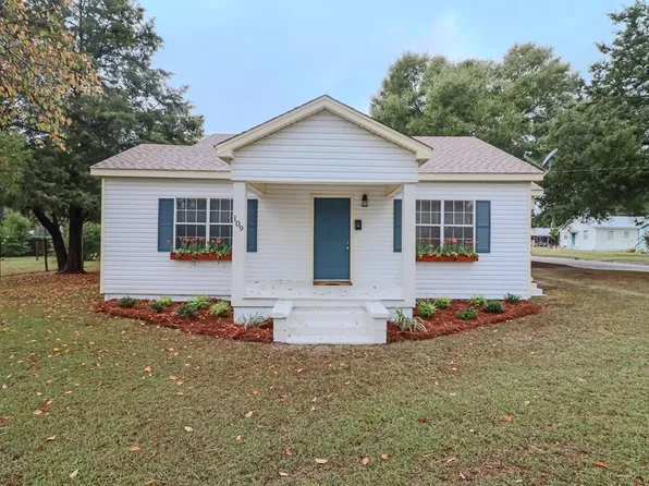 109 Newton St, Hartford, AL 36344