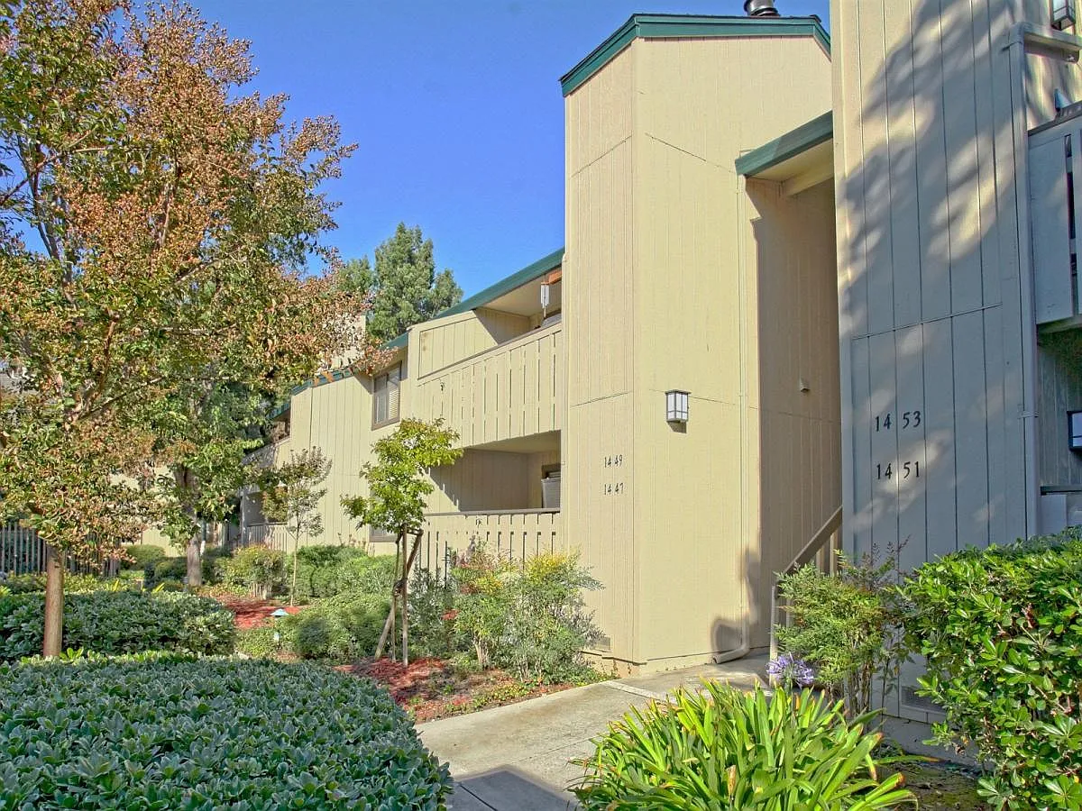 1447 Alma Loop photo 1
