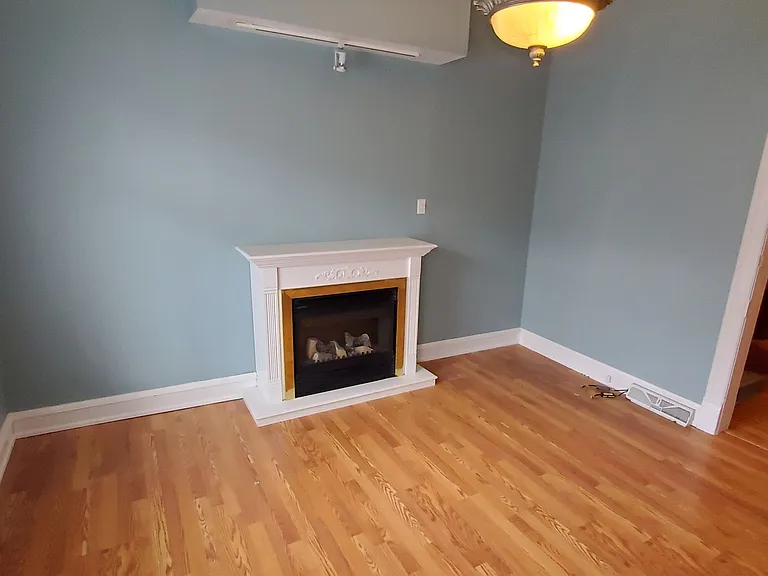 2054 N Cambridge Ave — Photo 2