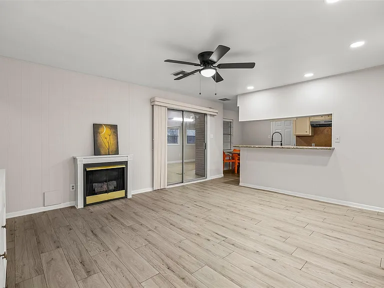 1607 Buescher Dr — Photo 11