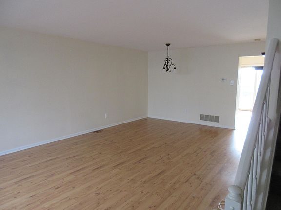 3rd image of 32 Greenridge Cir