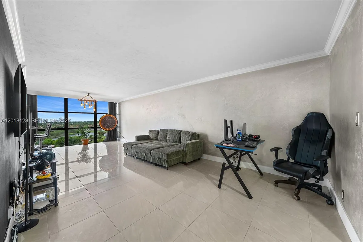 Building Photo - 1000 Parkview Dr #1025