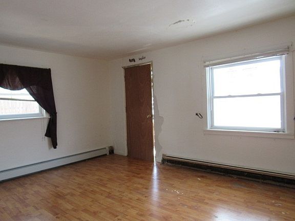5th image of 607 Grove St