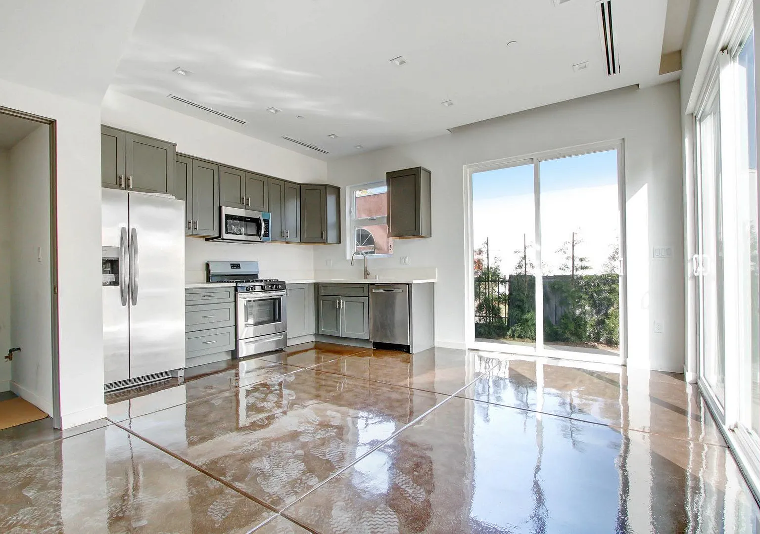 4 bed, 2600 sqft, $4,500 — Photo 4