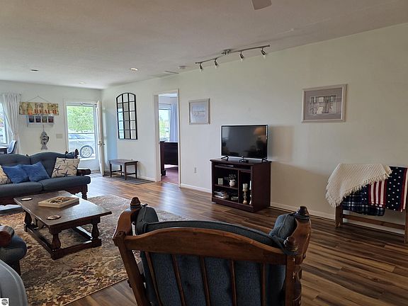 4th image of 808 W Lake St