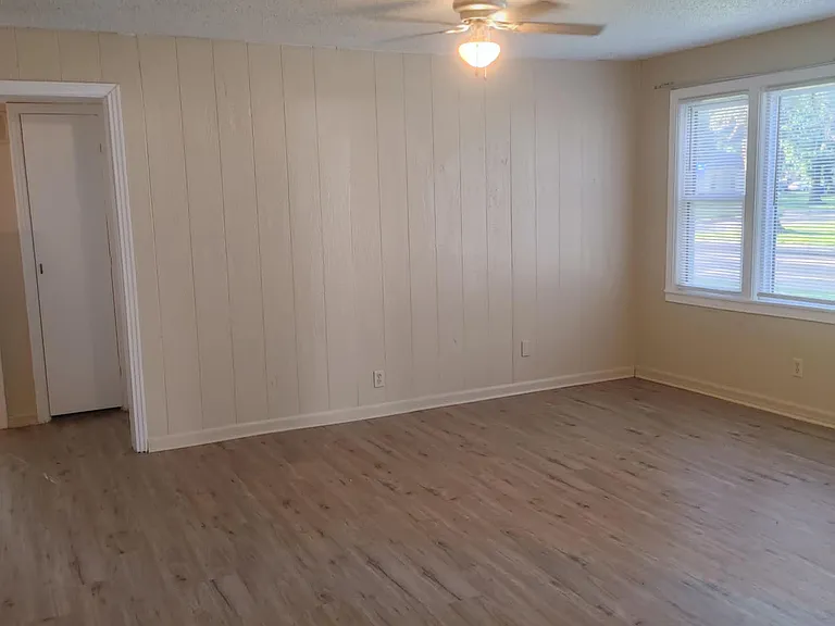 515 Windsor Ln — Photo 2