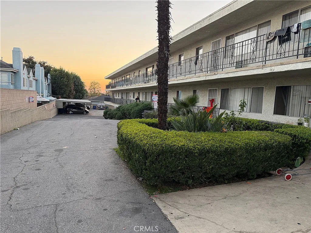 2 bed, 800 sqft, $2,195 — Photo 2