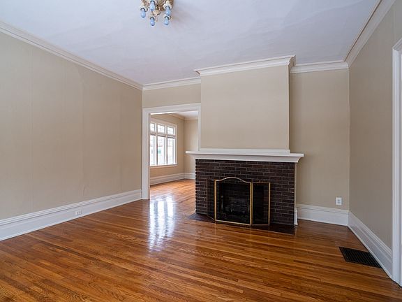 3rd image of 468 Crescent St NE #1